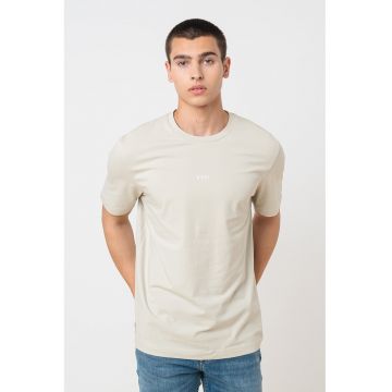 Tricou cu decolteu la baza gatului si logo discret