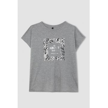 Tricou cu imprimeu text si decolteu la baza gatului