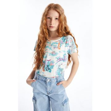 Tricou cu decolteu la baza gatului si model