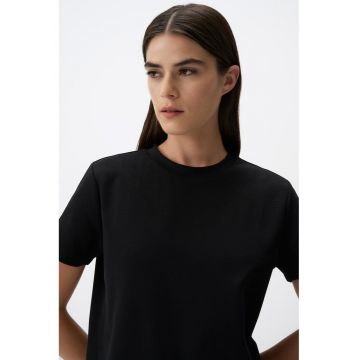 Tricou cu decolteu la baza gatului