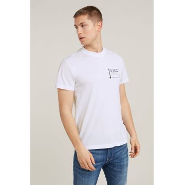Tricou cu decolteu la baza gatului si logo Tricou cu decolteu la baza gatului si logo