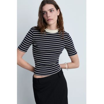 Tricou cu decolteu la baza gatului - in dungi