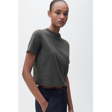 Tricou crop cu decolteu la baza gatului
