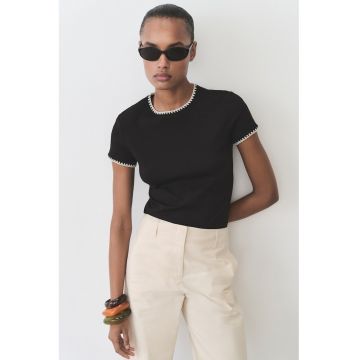 Tricou cu decolteu la baza gatului si model in dungi