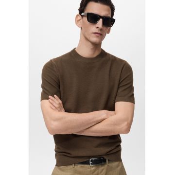 Tricou cu decolteu la baza gatului