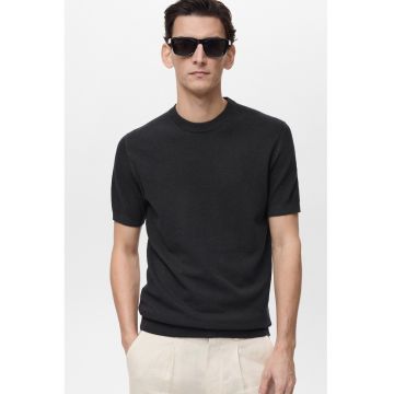 Tricou cu decolteu la baza gatului