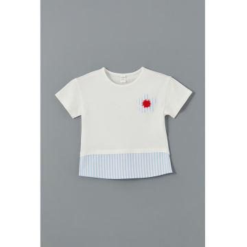 Tricou cu decolteu la baza gatului si segmente cu dungi