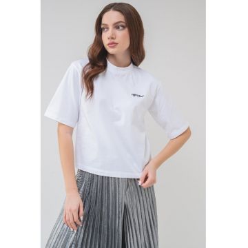 Tricou cu text brodat si decolteu la baza gatului