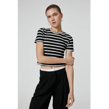 Tricou crop cu model in dungi