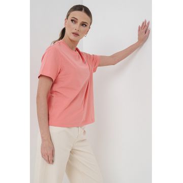 Tricou lejer cu decolteu la baza gatului