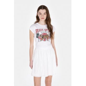 Tricou cu decolteu la baza gatului si imprimeu grafic