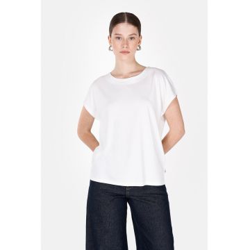 Tricou lejer cu decolteu la baza gatului