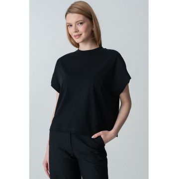 Tricou lejer cu decolteu la baza gatului
