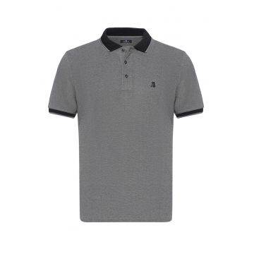 Tricou polo cu logo brodat discret