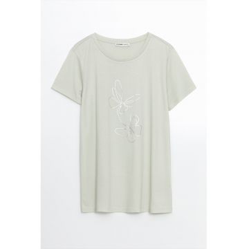 Tricou cu decolteu la baza gatului si imprimeu frontal