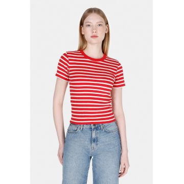 Tricou cu decolteu la baza gatului si model in dungi