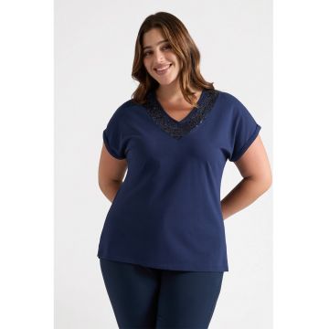 Tricou cu decolteu in V si paiete
