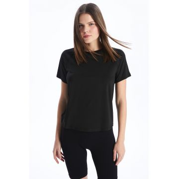 Tricou cu decolteu la baza gatului