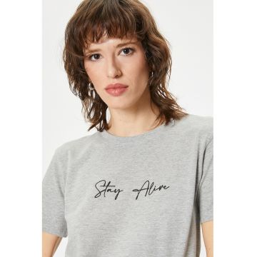 Tricou cu decolteu la baza gatului si imprimeu text