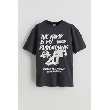 Tricou cu model grafic si imprimeu text