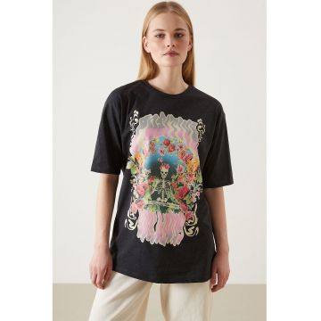 Tricou lejer cu model grafic