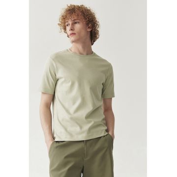 Tricou uni cu decolteu la baza gatului