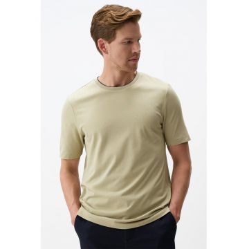 Tricou uni cu decolteu la baza gatului