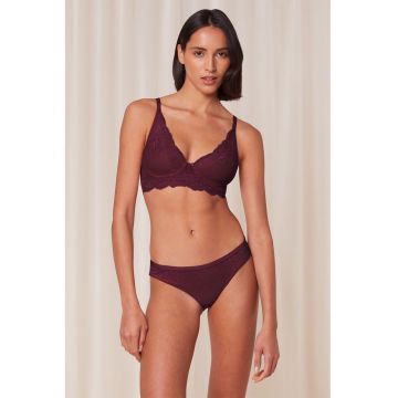 Sutien din dantela cu cupe triunghiulare
