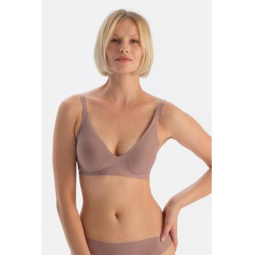 Sutien fara cusaturi cu cupe triunghiulare