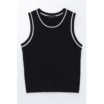 Top tricotat cu garnituri contrastante