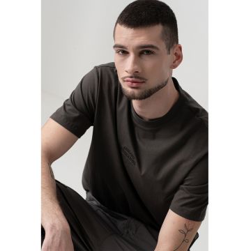 Tricou cu decolteu la baza gatului si logo