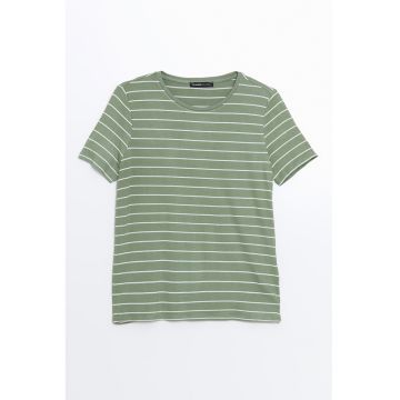Tricou cu decolteu la baza gatului si model in dungi