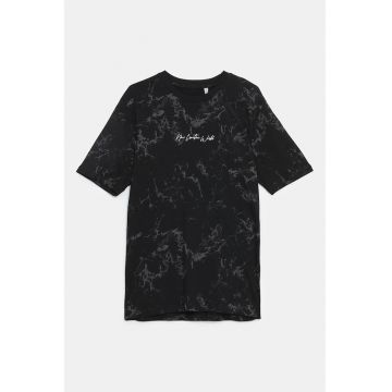 Tricou cu decolteu la baza gatului si model