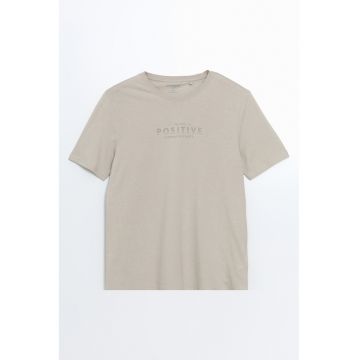 Tricou cu imprimeu text si decolteu la baza gatului