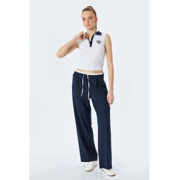 Top crop cu text brodat si model polo