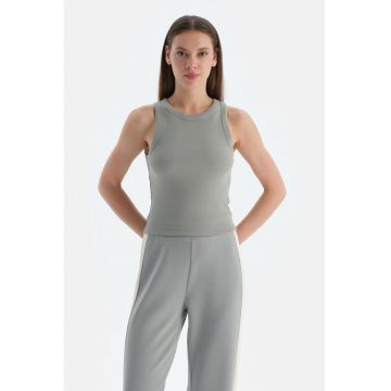 Top striat cu croiala slim-fit