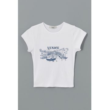 Tricou crop cu croiala cambrata si imprimeu grafic