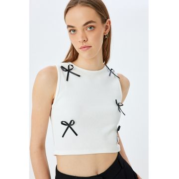 Tricou crop fara maneci cu aplicatii cu funde