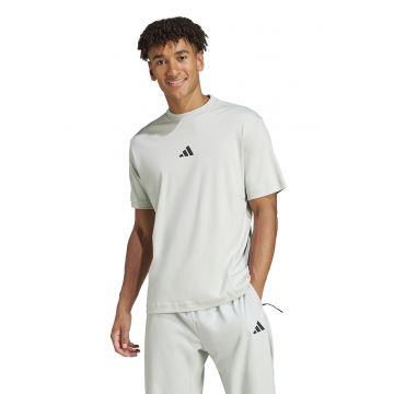 Tricou cu decolteu la baza gatului si detaliu cu model monograma