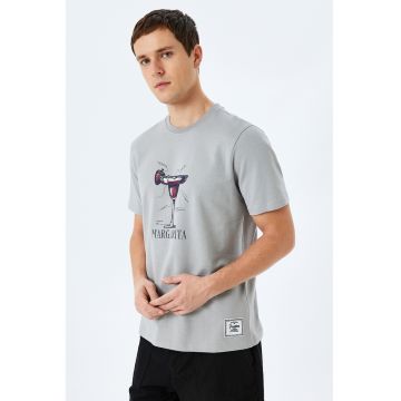 Tricou cu decolteu la baza gatului si imprimeu grafic