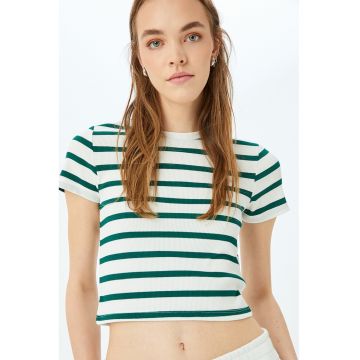 Tricou cu decolteu la baza gatului si imprimeu in dungi