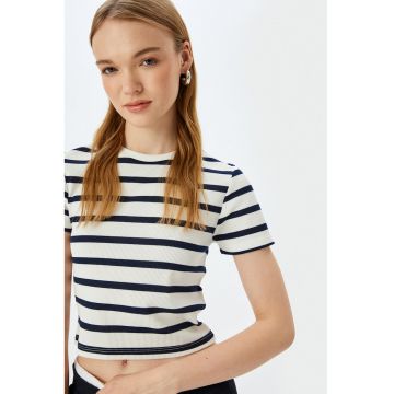 Tricou cu decolteu la baza gatului si imprimeu in dungi