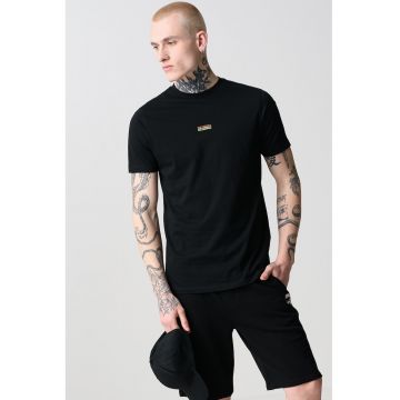 Tricou cu decolteu la baza gatului si logo discret