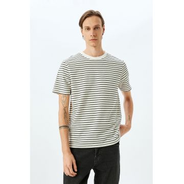 Tricou cu decolteu la baza gatului si model in dungi