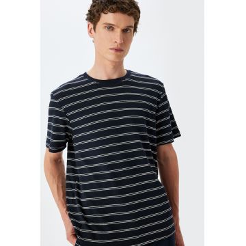 Tricou cu decolteu la baza gatului si model in dungi