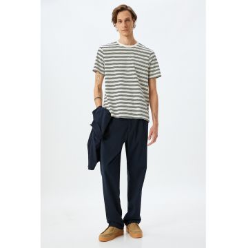 Tricou cu decolteu la baza gatului si model in dungi