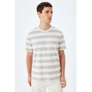 Tricou cu decolteu la baza gatului si model in dungi