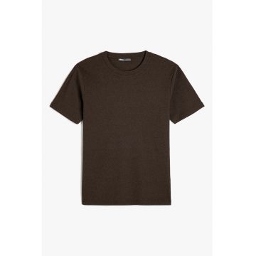 Tricou cu decolteu la baza gatului si striatii
