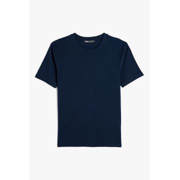 Tricou cu decolteu la baza gatului si striatii
