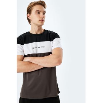 Tricou cu decolteu la baza gatului si text